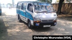 Un mini-bus assurant le transport public à Rohero au Burundi, 10 janvier 2018. (VOA/Christophe Nkurunziza)