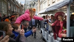 Queen Maxima of the Netherlands (R) greets people during a parade on King's Day in Dordrecht, the Netherlands, April 27, 2015. Dutch men, it turns out, are the tallest on the planet. (REUTERS/Phil Nijhuis/Pool)