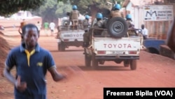 Une patrouille de la Minusca dans une rue à Bria, en Centrafrique, le 21 février 2017. (VOA/Freeman Sipila)