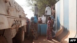 Des habitants du PK5 manifestant devant le siège de la MINUSCA à Bangui, le 11 avril 2018.