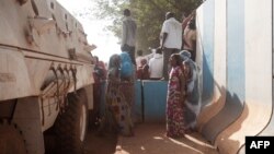 Les habitants du quartier majoritairement musulman du PK5 manifestent devant le siège de la MINUSCA, la mission de maintien de la paix des Nations Unies en République centrafricaine, à Bangui, le 11 avril 2018.