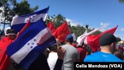 Manifestantes en las calles de Honduras contra resultados presidenciales que ubican al presidente Hernández como líder en resultados electorales.