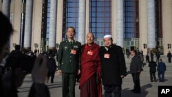 རྒྱ་ནག་གི་འགོ་ཁྲིད་ཚོས་བླ་མ་གྲྭ་ཁྱིམ་དུ་བསུས་ནས་མི་སེམས་འགུག་ཐབས།