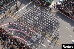 1일 한국 성남에서 진행된 건군 76주년 국군의 날 기념식에 행진 중인 장병들의 모습.