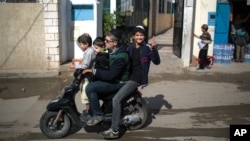 Jeunes tunisiens sur l’île de Djerba en Tunisie, 30 octobre 2015.