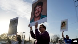 Manifestantes protestan frente a la ejecución programada del recluso de Carolina del Sur Brad Sigmon, el viernes 7 de marzo de 2025, en Columbia, Carolina del Sur (Foto AP/Chris Carlson)