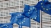 ILUSTRACIJA - Zastave Evropske unije pred sedištem Evropske komisije (REUTERS/Yves Herman)