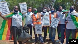 Batshengisela phandle kwesigodlo seMelika ePretoria besola izijeziso zenotho. (Photo: Benedict Nhlapho)