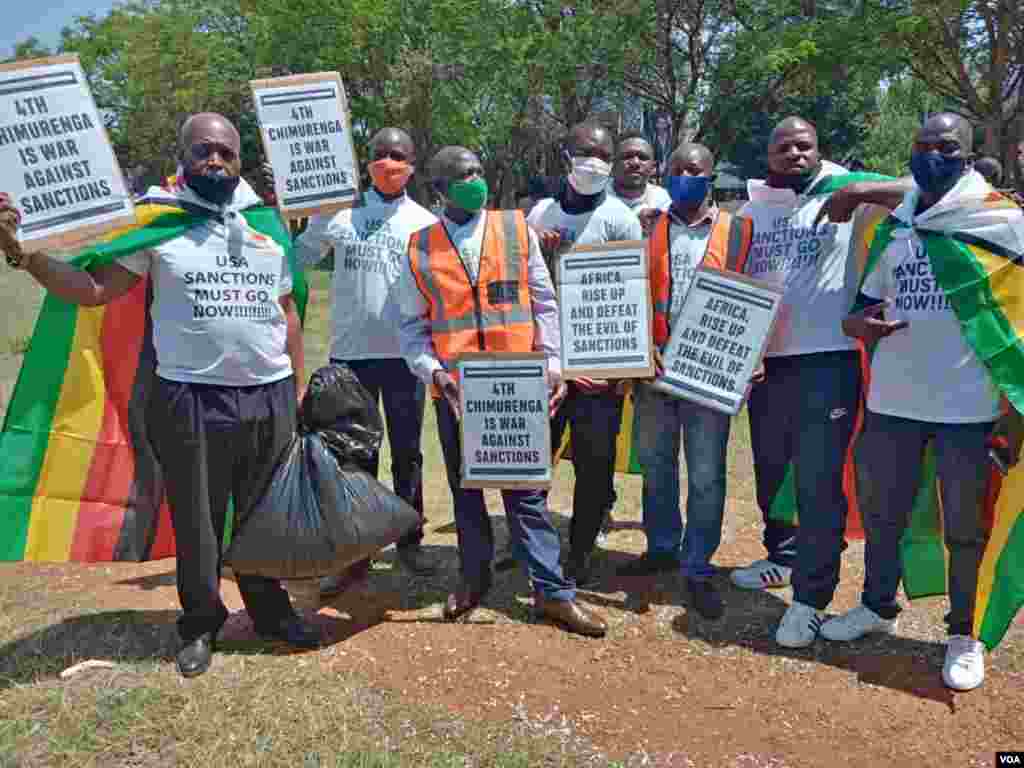 Batshengisela phandle kwesigodlo seMelika ePretoria besola izijeziso zenotho. (Photo: Benedict Nhlapho)