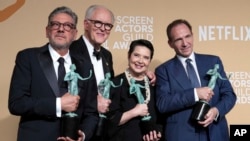 Sergio Castellitto, John Lithgow, Isabella Rossellini y Ralph Fiennes, ganadores del premio al mejor elenco por "Conclave", posan durante la 31.ª edición de los Premios del Sindicato de Actores de Cine, el 23 de febrero de 2025, en el Auditorio Shrine de Los Ángeles, EEUU. 