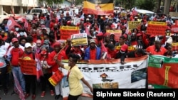 Les membres du Congrès des syndicats sud-africains (COSATU) participent à une grève nationale sur des questions telles que la corruption et les pertes d'emplois devant le parlement à Johannesburg, Afrique du Sud, le 7 octobre 2020. (Photo: REUTERS/Siphiwe Sibeko)