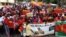 Des membres du Congress of South African Trade Unions (COSATU) participent à une grève nationale à Johannesburg, en Afrique du Sud, le 7 octobre 2020. 