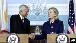 미국 워싱턴 국무부에서 알베르트 델 로사리오 필리핀 외무장관과 만나 악수를 나누고 있는 힐러리 클린턴 미 국무장관