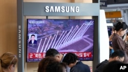 2026년 9월 20일, 서울역에서 진행된 뉴스 프로그램 중 TV 화면에 북한의 미사일 발사 자료 화면이 나오고 있다.