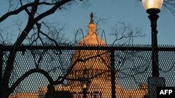 Una cerca de seguridad con alambre serpentina rodea el Capitolio en Washington DC.