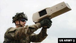 미 육군 제173공수여단 소속 공수부대원이 드론버스터 3B(Dronebuster 3B)를 사용해 적 드론을 제압하고 있다. (사진: 마리아 곤잘레스 중사)