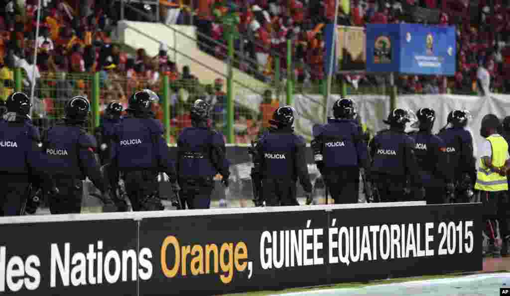 La police se déploie pour sécuriser le terrain quand des supporters envahissent l&#39;air de jeu lors du match de demi-finale Ghana-Guinée équatoriale (3-0) de la CAN 2015, à Bata, Guinée équatoriale, le 5 février 2015.