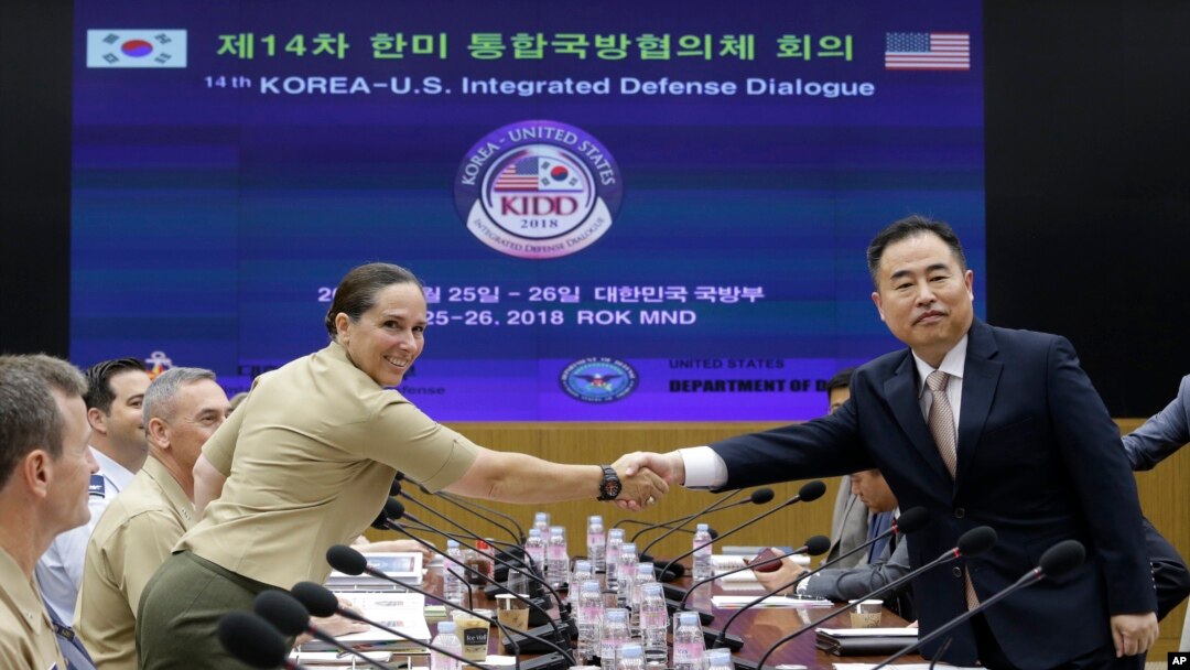 25일 한국 국방부에서 열린 제14차 한미통합국방협의체(KIDD) 회의에 앞서 미국 측 수석대표인 로베타 쉐이 동아시아부차관보 대리와 한국 측 수석대표인 여석주 국방정책실장이 악수하고 있다.