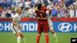 La joueuse Megan Rapinoe, à gauche, lors d'un match à Vancouver, Canada, le 5 juillet 2015.