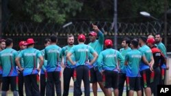 افغانستان ٹیم کے کوچ فل سمنز تربیتی سیشن میں کھلاڑیوں کو ہدایات دے رہے ہیں