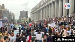 La ciudad de Nueva York continuó el viernes con las protestas por la muerte del afroamericano George Floyd luego de un arresto policial en Minneapolis, Minnesota. [Foto: Celia Mendoza/VOA]