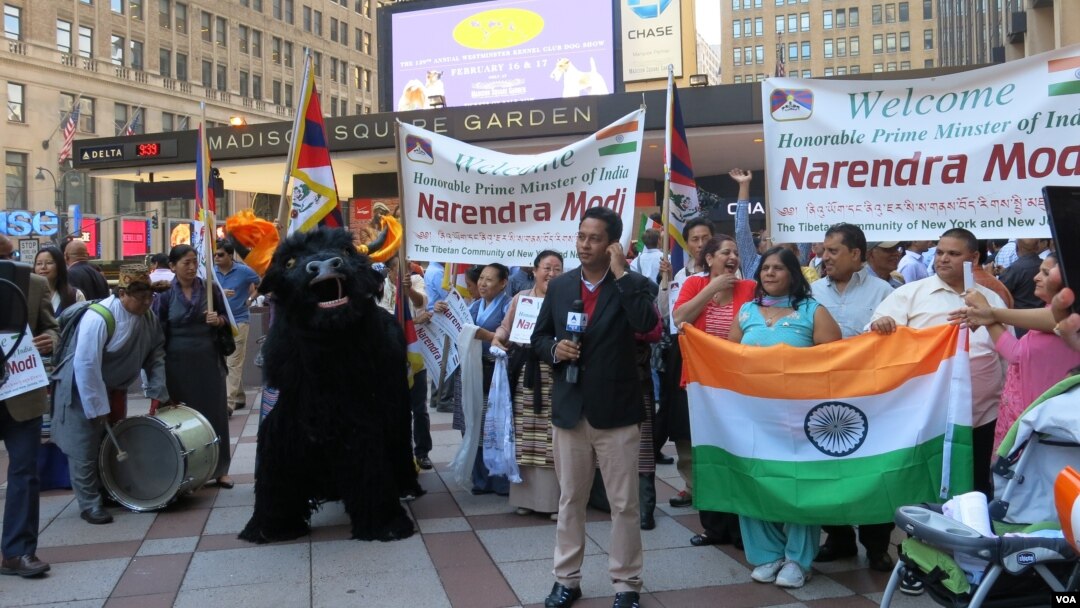 Warga AS keturunan India menyambut PM Narendra Modi di Madison Square Garden, New York (28/9).