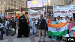 Warga AS keturunan India menyambut PM Narendra Modi di Madison Square Garden, New York (28/9).