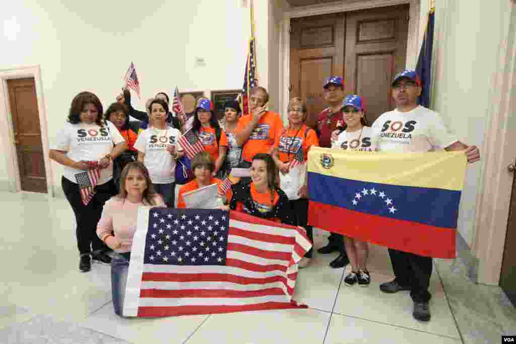 En las afueras del congresista Gregory Meeks, de Nueva York, uno de los opuestos a sancionar a Venezuela.