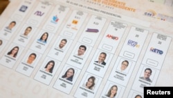 Una foto de la boleta electoral para los comicios presidenciales de Ecuador del 20 de agosto de 2023.