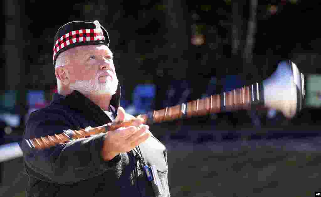 Bruce Harkness berlatih untuk kompetisi mayoret selama awal Permainan dan Festival Highland di Loon Mountain, Lincoln, New Hampshire.