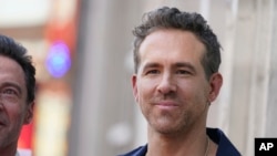 ARCHIVO - El actor Ryan Reynolds acude a la ceremonia de la estrella de Kevin Feige en el Paseo de la Fama de Hollywood, el 25 de julio de 2024, en Los Ángeles. (AP/Jordan Strauss).