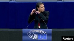 عبیر السهلانی در حال بریدن موی خود در پارلمان اروپا