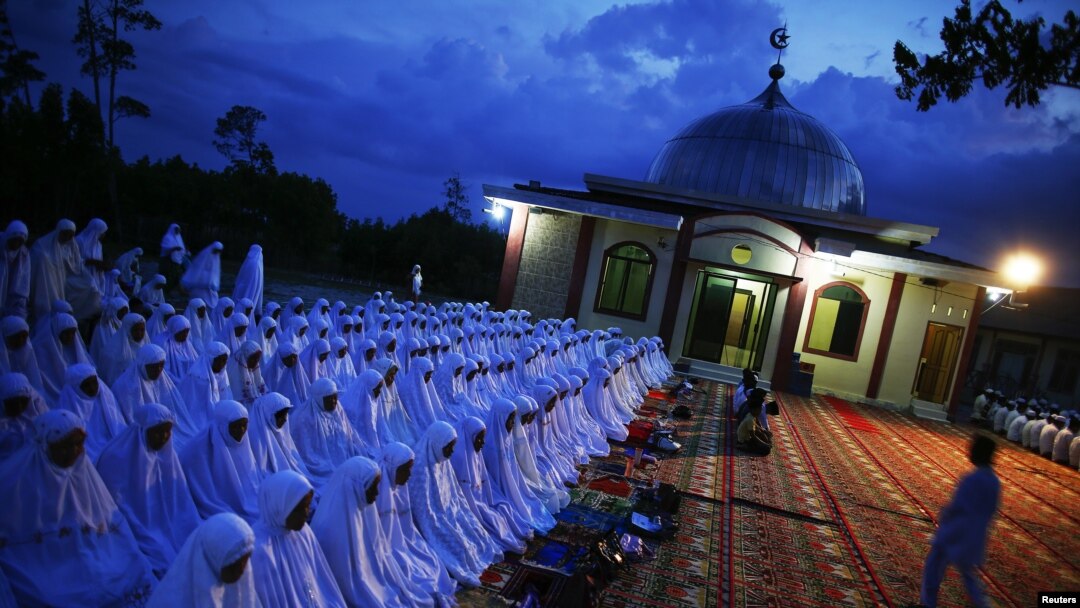 Warga shalat bersamadi luar sebuah masjid di Banda Aceh. (Foto: Dok)