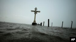 El monumento a las víctimas del huracán Katrina en Shell Beach en St. Bernard, Luisiana. el 28 de agosto de 2010.