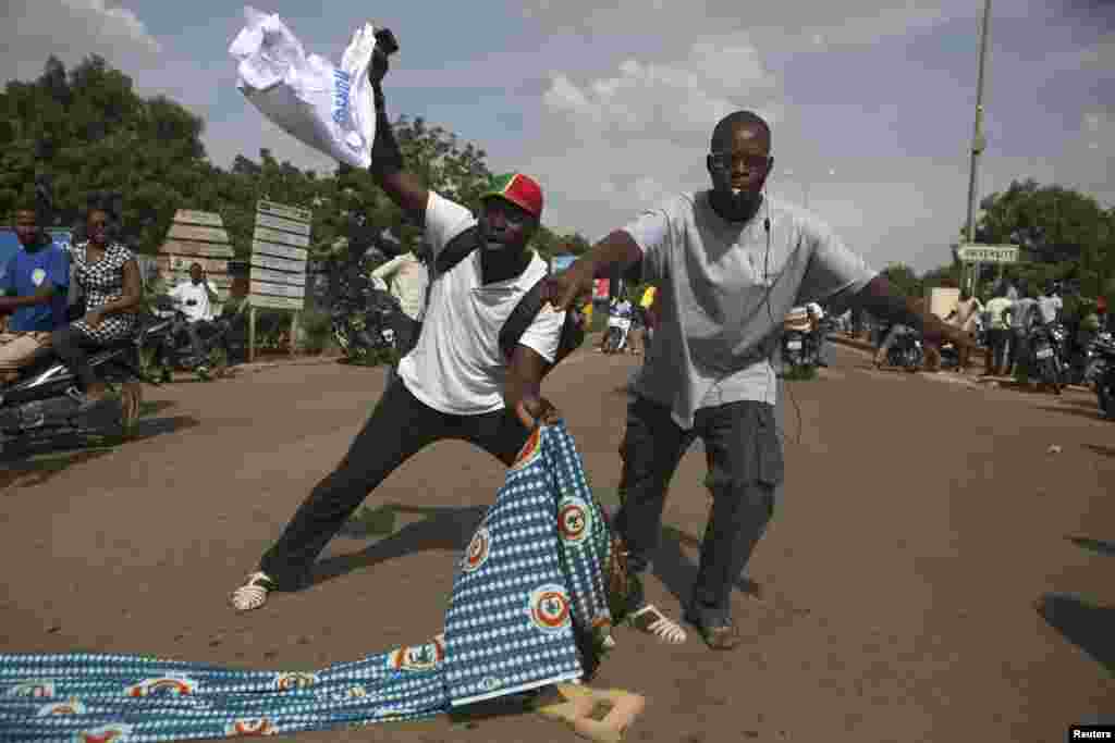 La population a brulé les pagnes arborant l&rsquo;effigie du Blaise Compaoré après que celui-ci a quitté le pouvoir 31 octobre à la situation une vague des manifestations. 