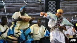 Un groupe burkinabé se produit à l'occasion de l'ouverture de la 10ème édition du Festival de Musique du Monde Gnaoua d'Essaouira ("Gnaoua et Musiques du Monde"), fin 20 juin 2007.