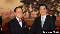 香港特首曾蔭權(左)去年底到北京述職時會見中國國家主席胡錦濤 (圖片由香港政府提供)