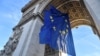 Bendera Uni Eropa di bawah Arc de Triomphe, di Place de l'Etoile, Paris, 1 Januari 2022. (Alain JOCARD / AFP)