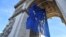Bendera Uni Eropa di bawah Arc de Triomphe, di Place de l'Etoile, Paris, 1 Januari 2022. (Alain JOCARD / AFP)