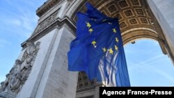 Bendera Uni Eropa di bawah Arc de Triomphe, di Place de l'Etoile di Paris. (Foto: AFP)