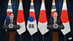 윤석열 한국 대통령(오른쪽)과 기시다 후미오 일본 총리가 7일 서울에서 회담에 이어 공동기자회견을 했다.