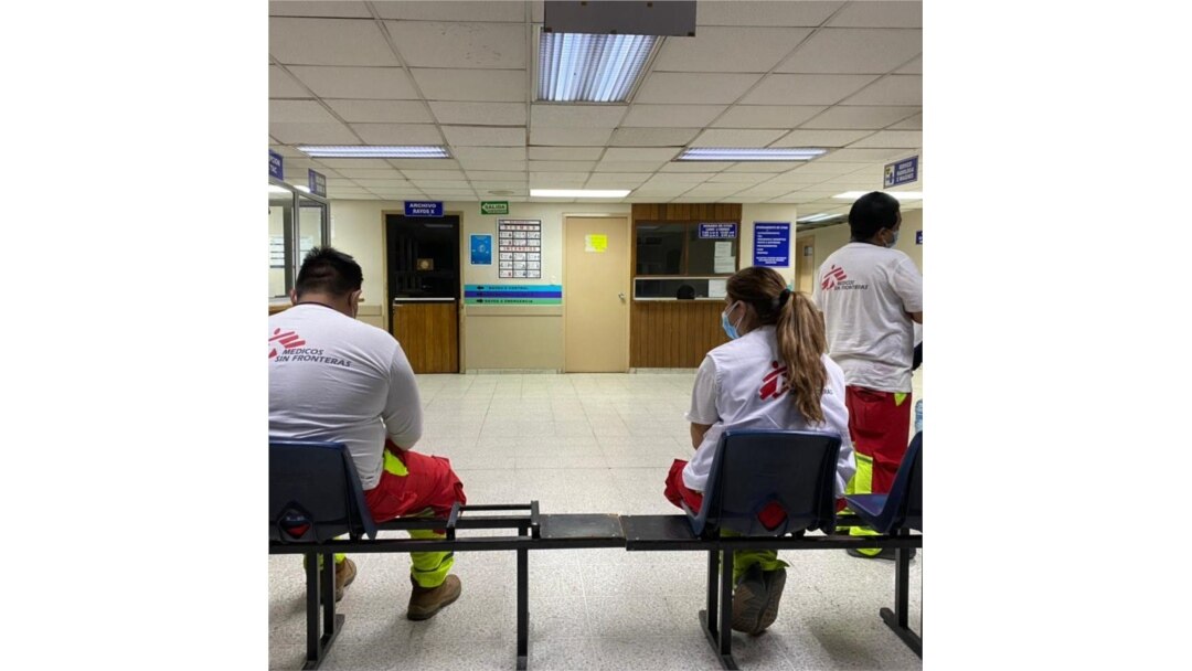 Personal de Médicos Sin Fronteras a la espera de conocer el estado de salud de las dos personas que sufrieron contusiones y heridas en un ataque directo a la organización en El Salvador. [Foto cortesía Médicos Sin Frontera].