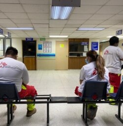 Personal de Médicos Sin Fronteras a la espera de conocer el estado de salud de las dos personas que sufrieron contusiones y heridas en un ataque directo a la organización en El Salvador. [Foto cortesía Médicos Sin Frontera].