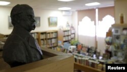A bust of Ukrainian poet Taras Shevchenko is displayed at the Library of Ukrainian Literature in Moscow, Oct. 29, 2015. Russian officials detained Natalya Sharina, the library director, and are investigating her on suspicion of inciting ethnic hatred.