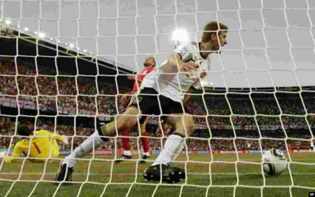 Njemački reprezentativac Thomas Mueller nakon postignutog četvrtog gola protiv Engleske