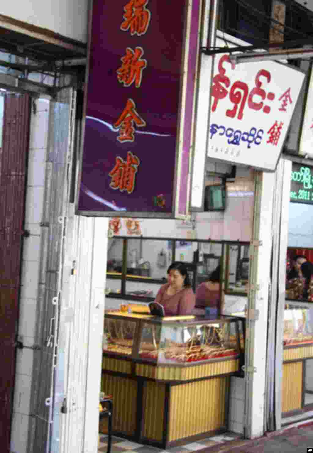 A gold shop in Rangoon's Chinatown. (VOA-D. Schearf)