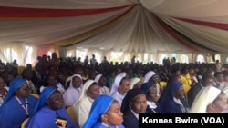 Des religieuses attendant à l'aéroport d'Entebbe en Ouganda, 27 novembre 2015