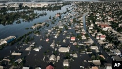 Foto udara menunjukkan kawasan permukiman yang terendam banjir pasca jebolnya bendungan Nova Kakhovka di kota Kherson, Ukraina.