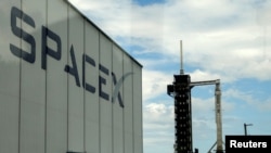 Roket SpaceX Falcon 9 yang disiapkan untuk peluncuran misi Polaris Dawn, tampak berada di Kennedy Space Center di Cape Canaveral, Florida, pada 26 Agustus 2024. (Foto: Reuters/Joe Skipper)