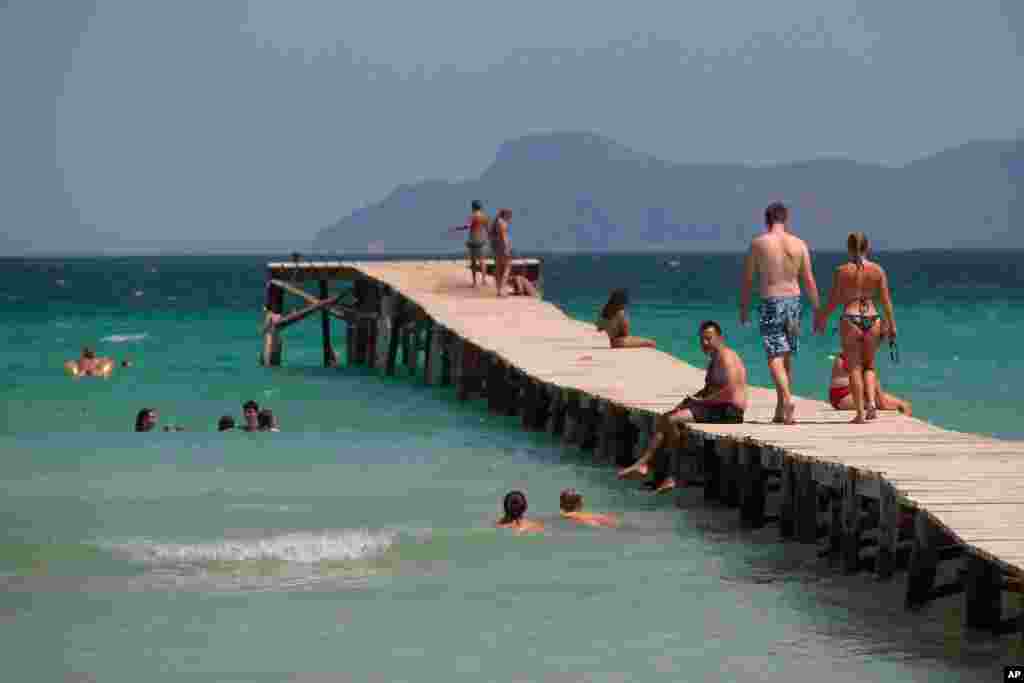 ساحل مایورکا در اسپانیا میزبان صدها گردشگر است. اسپانیا می‌گوید بخش زیادی از درآمد گردشگری را به خاطر کرونا از دست داده است. 